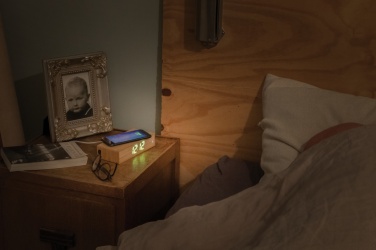 Logotrade werbemittel das Foto: Wecker mit 5W Wireless Charger aus Bambus
