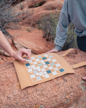 Logotrade Werbeartikel das Foto: Britton faltbares Backgammon und Damespiel Set aus Kork