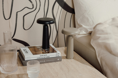 Logotrade werbemittel das Foto: VINGA Avery RCS Tischlampe