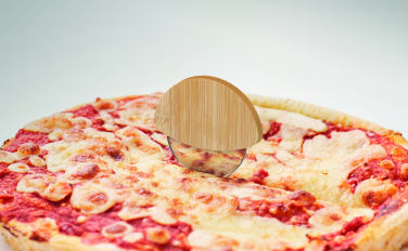 Logotrade Firmengeschenke das Foto: Pizzaschneider Bambus