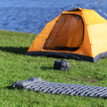 Logotrade ärikingi foto: Täispuhutav madrats SAJAMA Schwarzwolf