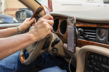 Logotrade reklaamtoote foto: PowerCruze RCS plastikust 15W magnetiga laadija autohoidik