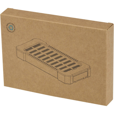 Logo trade mainoslahja ja liikelahja tuotekuva: Altair 5 000 mAh:n ja 10 W:n kierrätysmuovista valmistettu kestävä aurinkoenergialla toimiva varavirtalähde, jossa on sisäänrakennettu taskulamppu