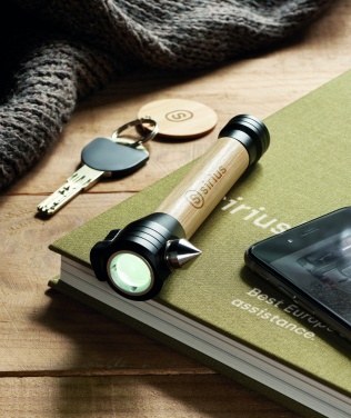 Logotrade reklaminės dovanos nuotrauka: 3-in-1 bambukinis žibintuvėlis su avariniu plaktuku ir saugos diržo pjaustytuvu