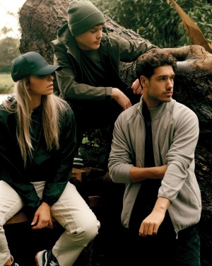 Лого трейд pекламные cувениры фото: Легкая куртка Iqoniq Logan из переработанного полиэстера